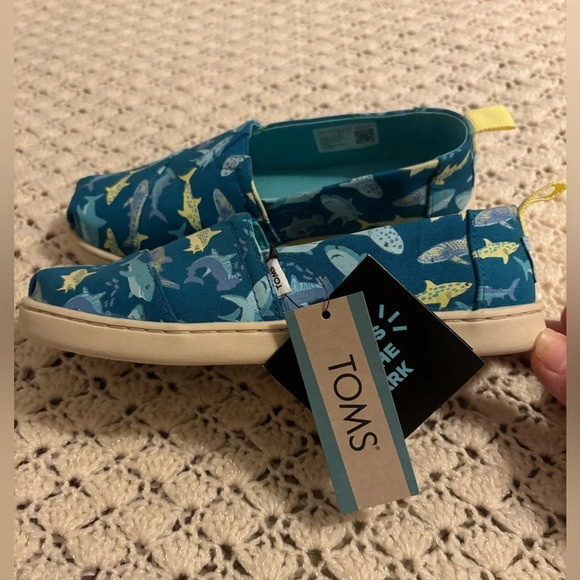 TOMS Shark Glow-in-the-Dark Slip On Shoes Youth Alpargata Sharks - Picture 3 of 8